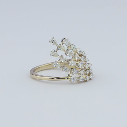 Anello a onda con grappolo di diamanti naturali a pera